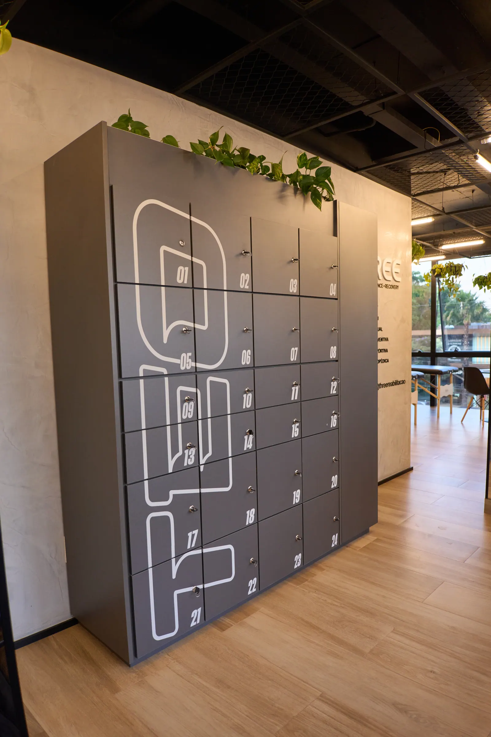 Lockers numerados com plantas no alto